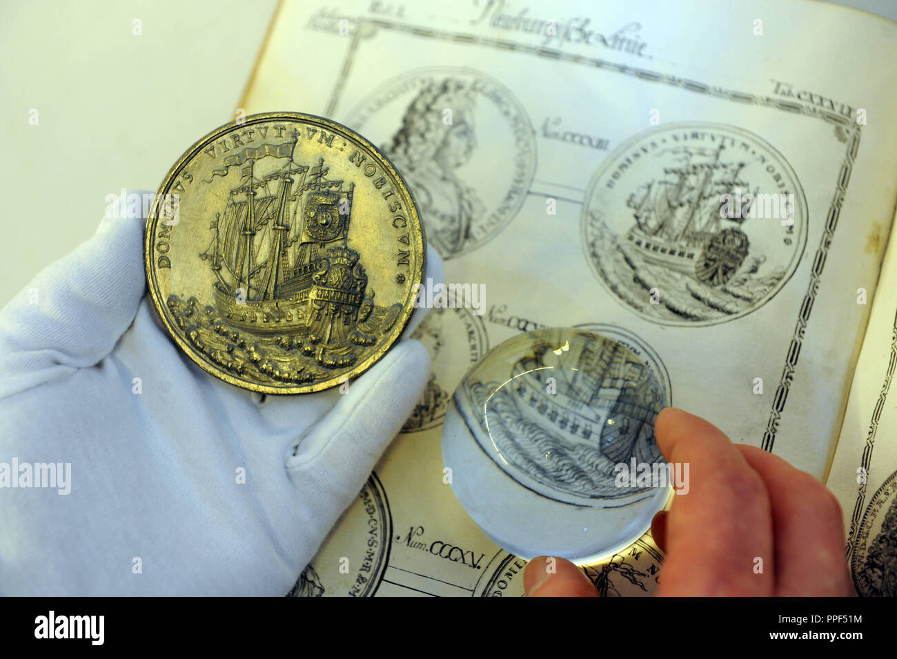 Monedas y monedas libro en la biblioteca de la Staatliche Muenzsammlung (Estado colección de monedas). Foto de stock