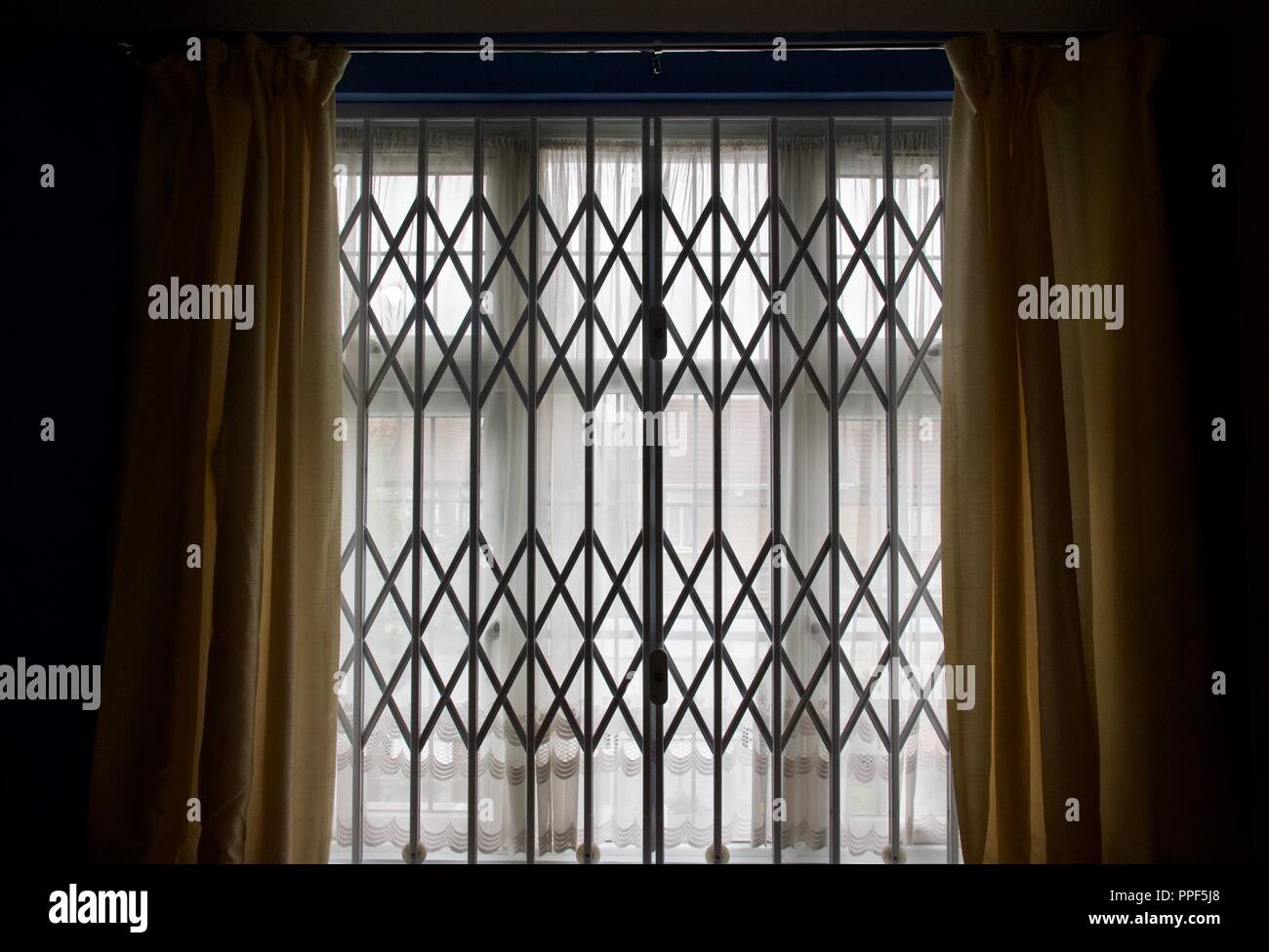 Rejas en las ventanas de seguridad en el hogar, a menudo usado en casas en zonas inseguras para proteger contra los ladrones Foto de stock