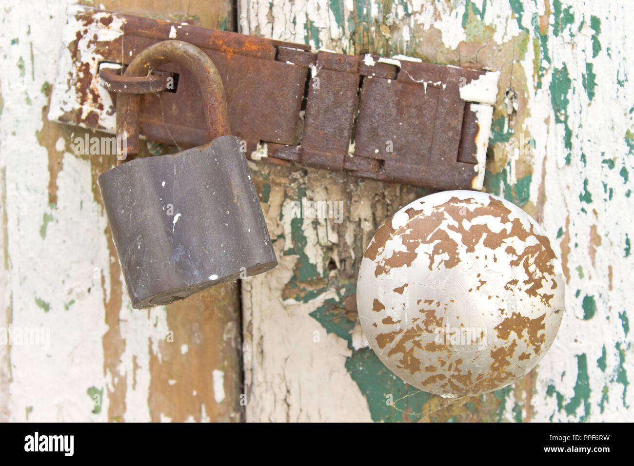 Antiguo candado oxidado en la puerta de madera grunge Foto de stock