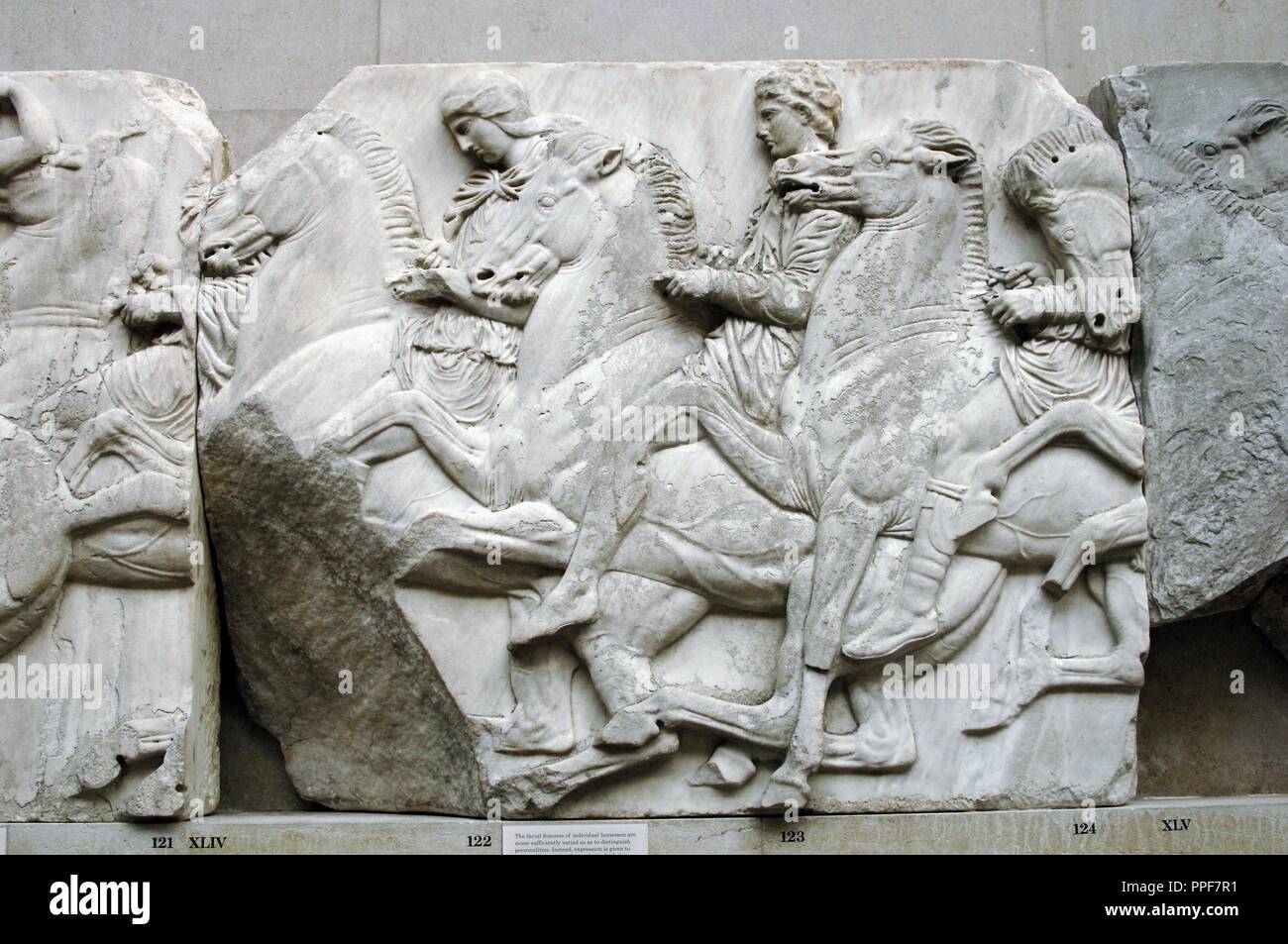 Partenón arte griego. S.v A.C. friso del Norte. XLIV-XLV. Los jinetes. Se trata de la Acrópolis en Atenas. Museo Británico. Londres. Inglaterra. En el Reino Unido. Foto de stock