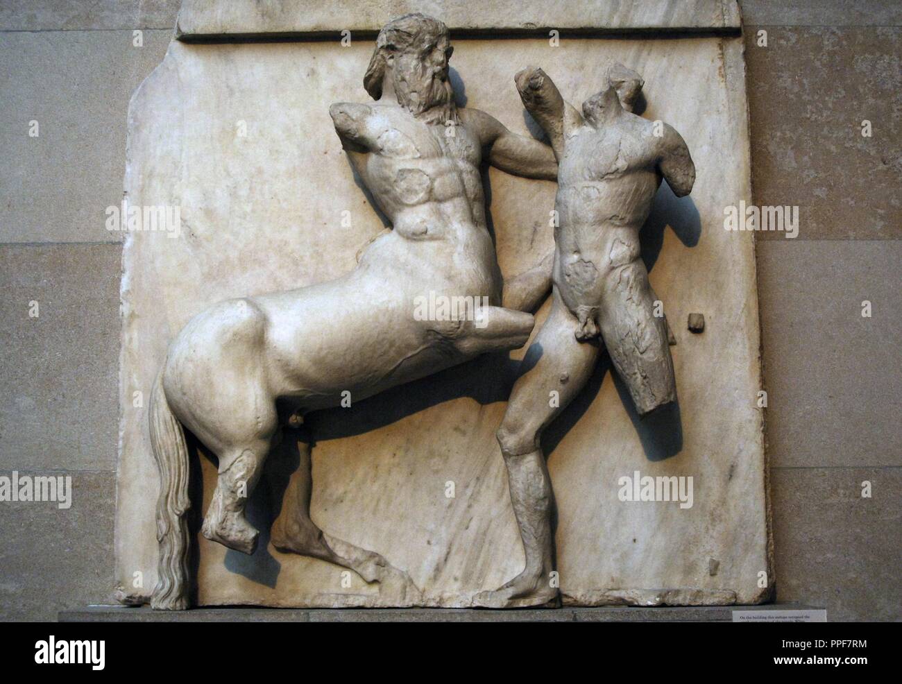 Sur metope XXXII de los mármoles del Partenón, que representan una parte de la batalla entre los centauros y Lapiths. 5to siglo A.C.. Atenas. Museo Británico. Londres. Reino Unido. Foto de stock