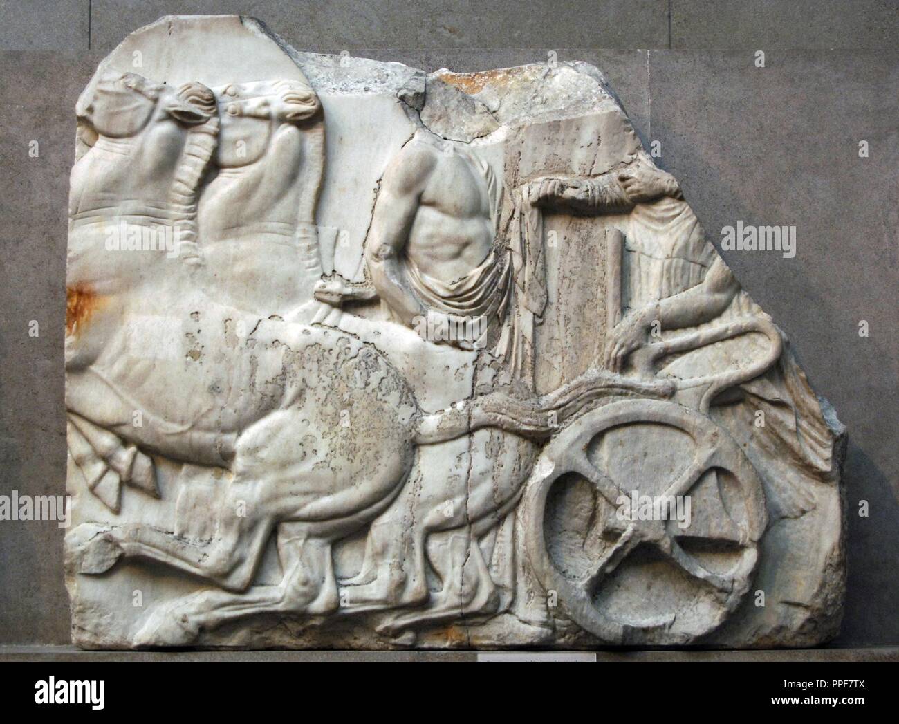 El Arte Griego en Grecia. El Partenón (447-438 a.C). Fragmento del friso del Norte XXIV representando un mariscal detrás de un carro. Museo Británico. Londres. Inglaterra. En el Reino Unido. Foto de stock