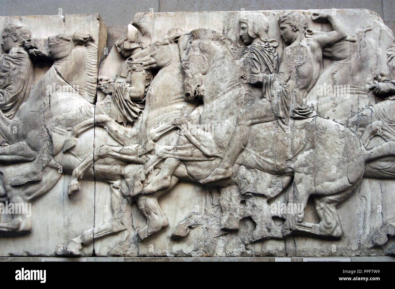Partenón arte griego. S.v A.C. friso del Norte. XLIII. Los jinetes. Se trata de la Acrópolis en Atenas. Museo Británico. Londres. Inglaterra. En el Reino Unido. Foto de stock