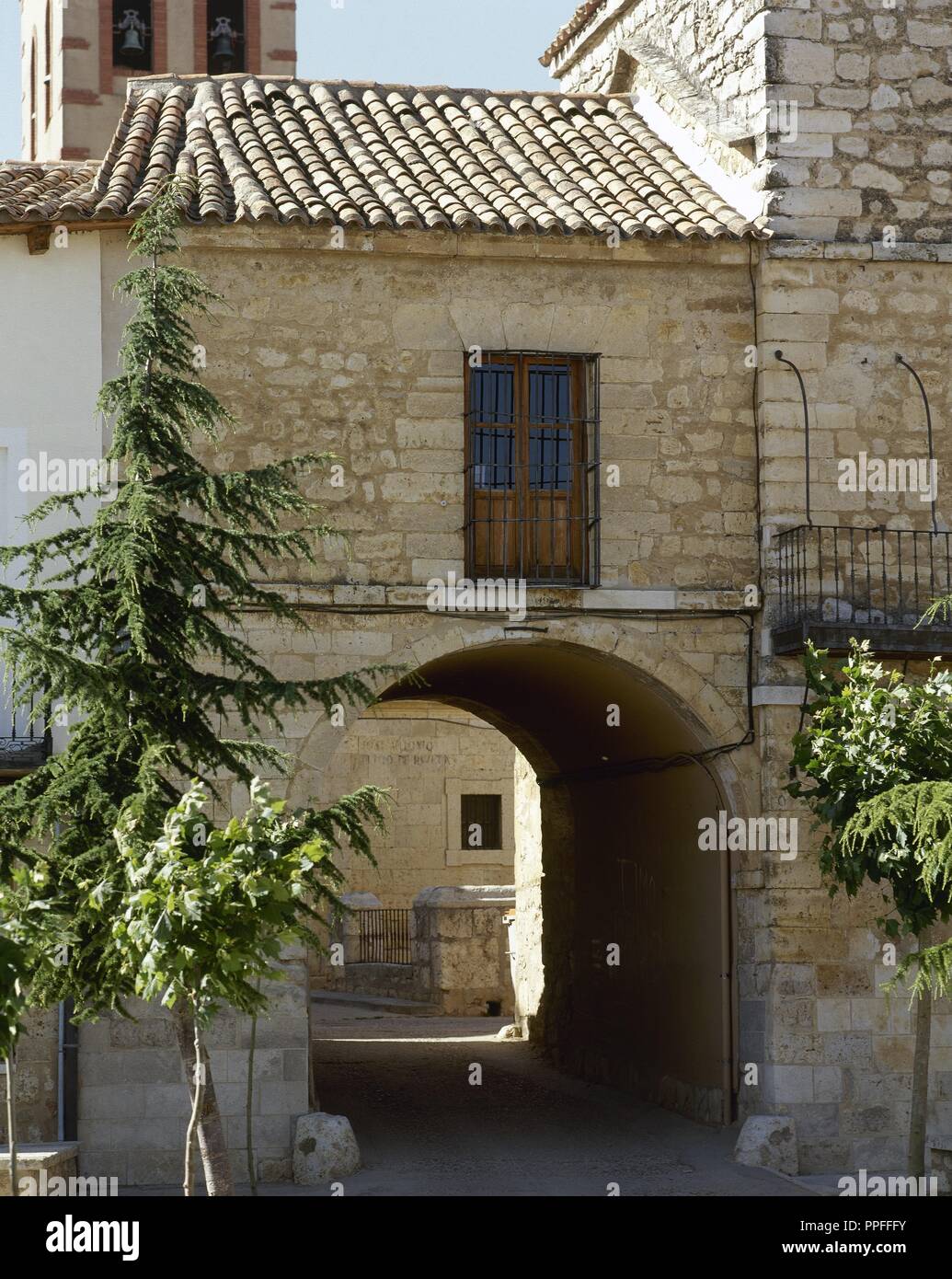 Torrelobaton, provincia de Valladolid, Castilla y León, España. Puerta de  la antigua muralla, siglo 14 Fotografía de stock - Alamy
