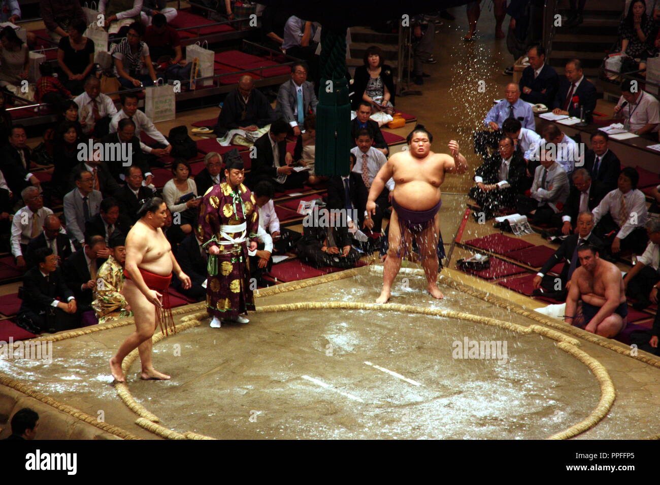Sumo en Ryōgoku Kokugikan en Tokyo, Japón Foto de stock