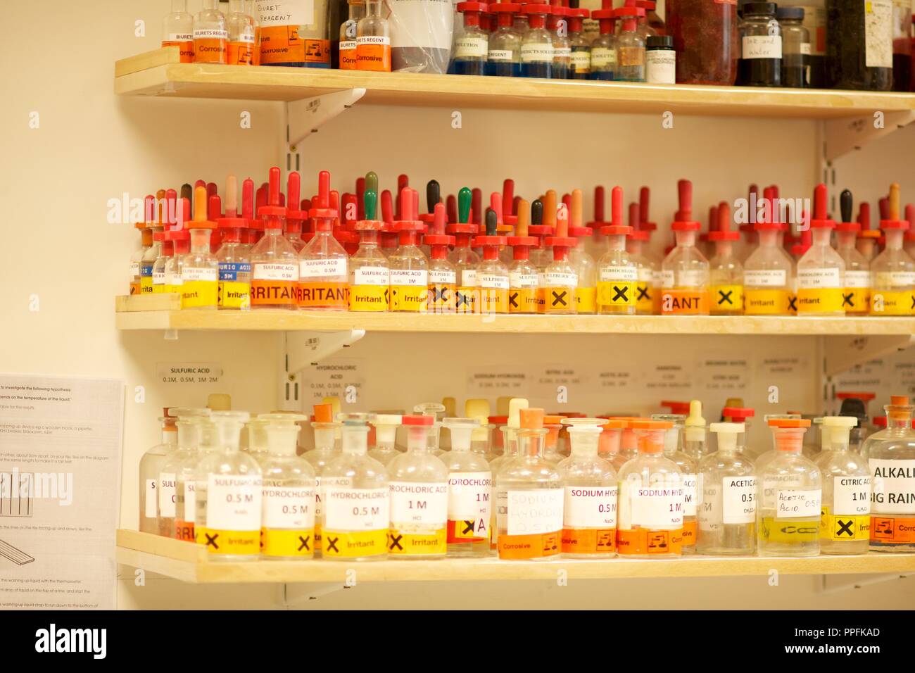Botellas de chemcicals en estantes en un laboratorio de ciencia incluyendo el yoduro de potasio, cloruro de potasio, bromuro de potasio, nitrato de sodio, productos químicos Foto de stock