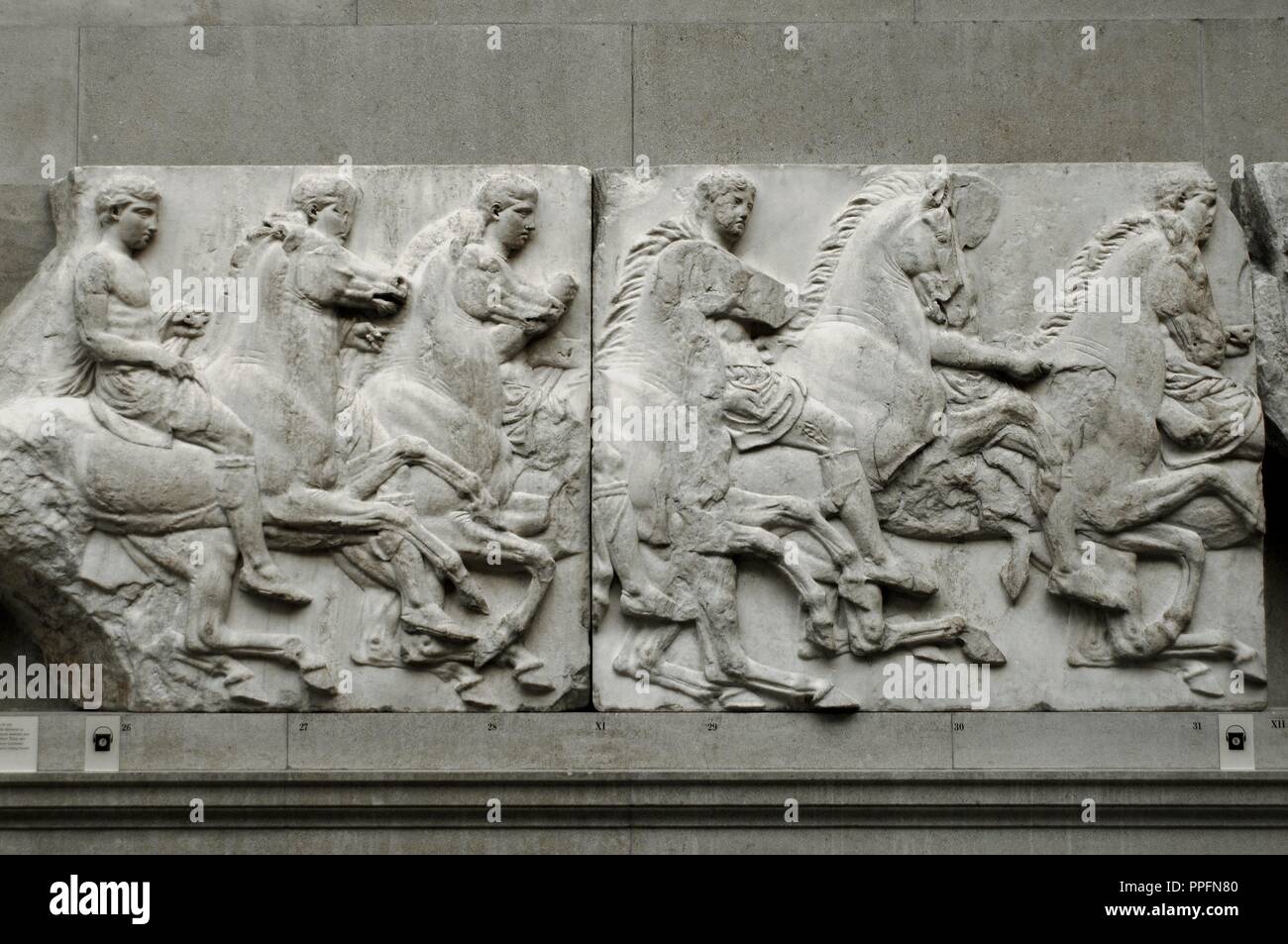 Sur friso del Partenón. Caballería. La Acrópolis, Atenas, Grecia. 438-432 A.C. Museo Británico. Londres. Reino Unido. Foto de stock