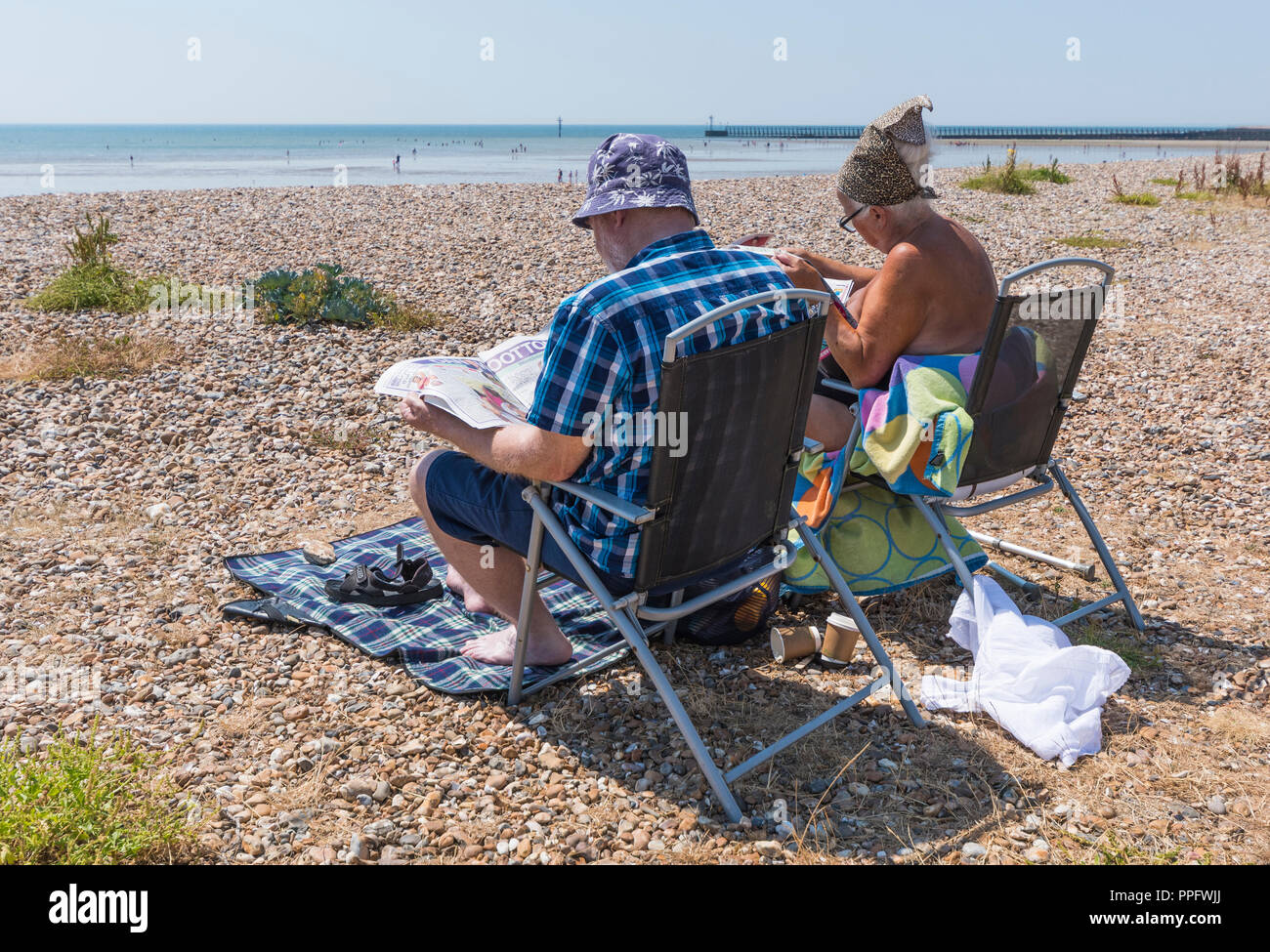 Personas sentadas en sillas de playa fotografías e imágenes de alta  resolución - Alamy