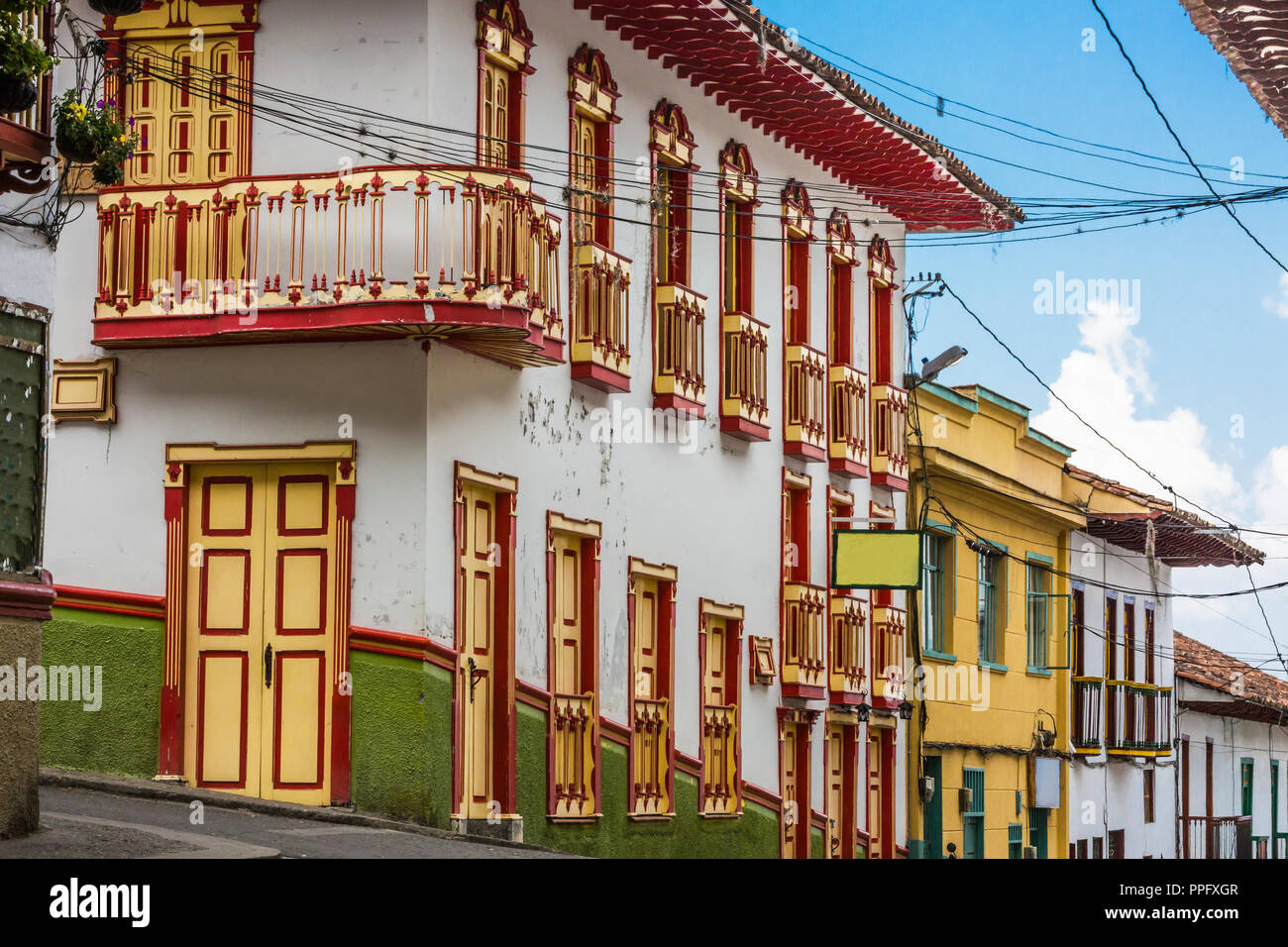 Coloridas calles de Salamina Caldas en Colombia Sudamérica Foto de stock