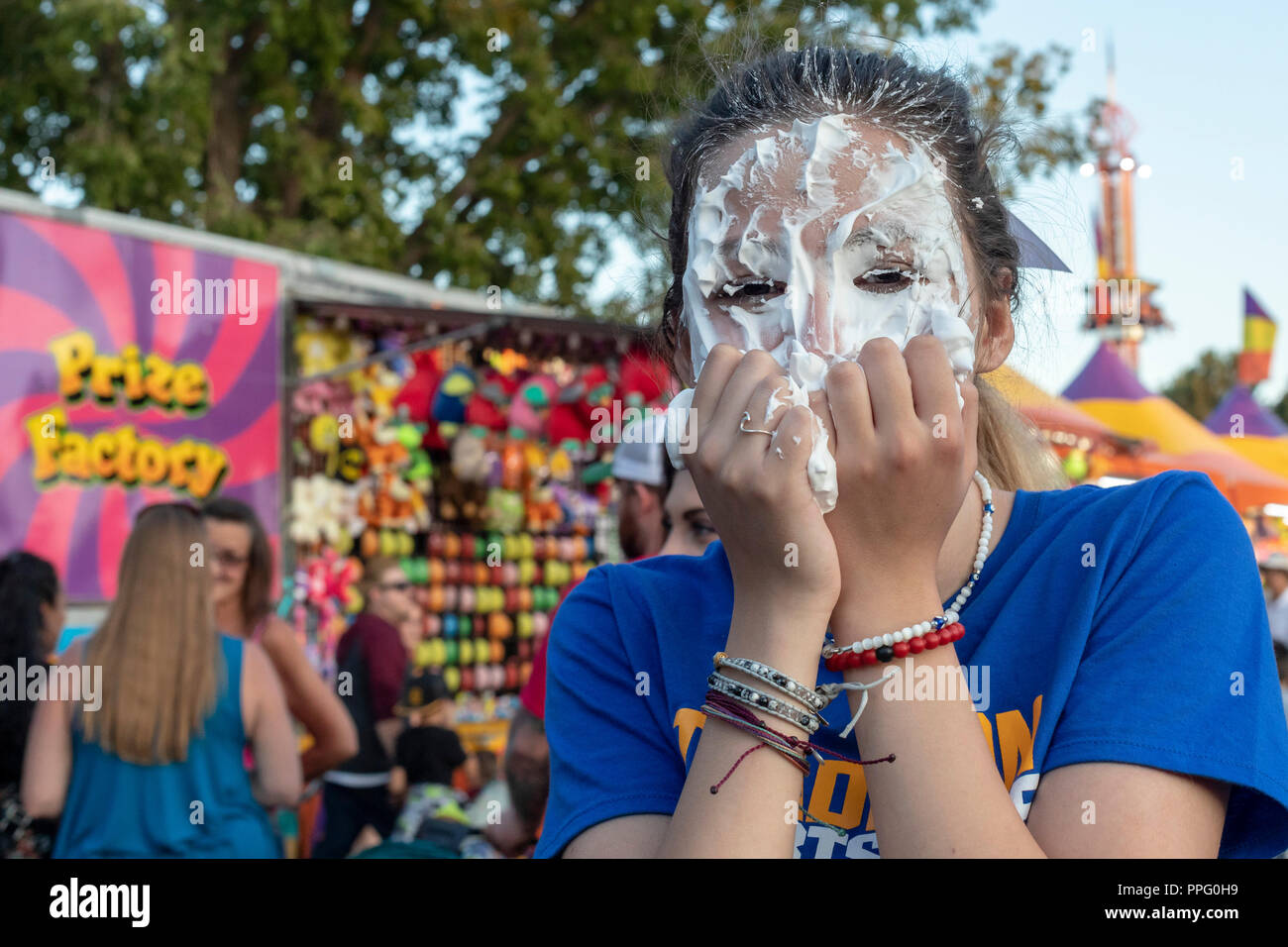 Trigo Ridge, Colorado - un estudiante de la high school secundaria obtiene un pastel en la cara como un recaudador de fondos durante el anual Festival de clavel. El festival ofrece comida Foto de stock