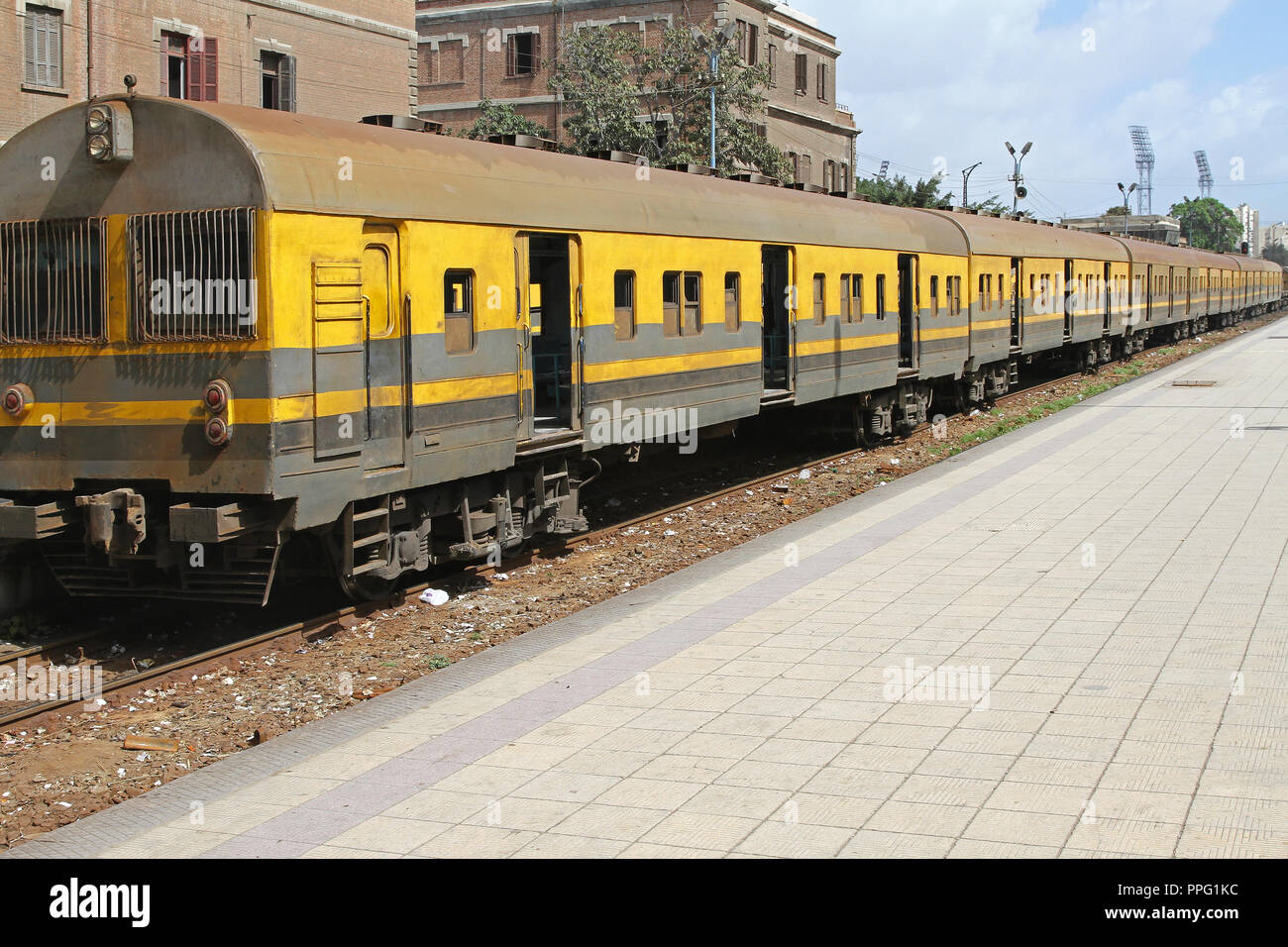 Antigua estación de tren en Misr Ramses en El Cairo Egipto Foto de stock