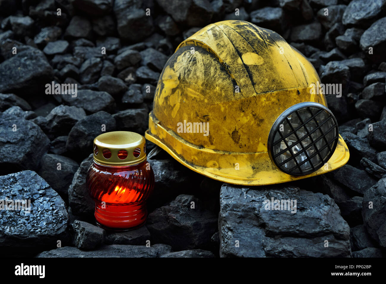 Vela ligera, vela con casco de minería de carbón barato después del  accidente fatal en la mina Fotografía de stock - Alamy