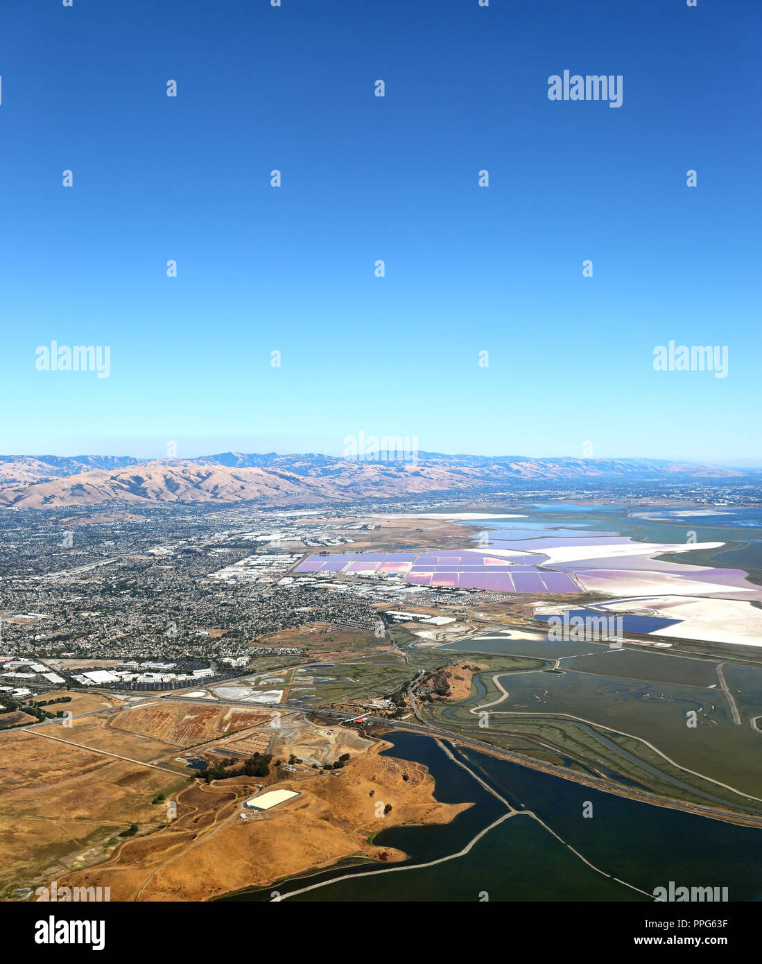 San Francisco Bay Area: Vista aérea del humedal pantanos en el área de South Bay, con el colorido de las lagunas saladas en la distancia. Foto de stock