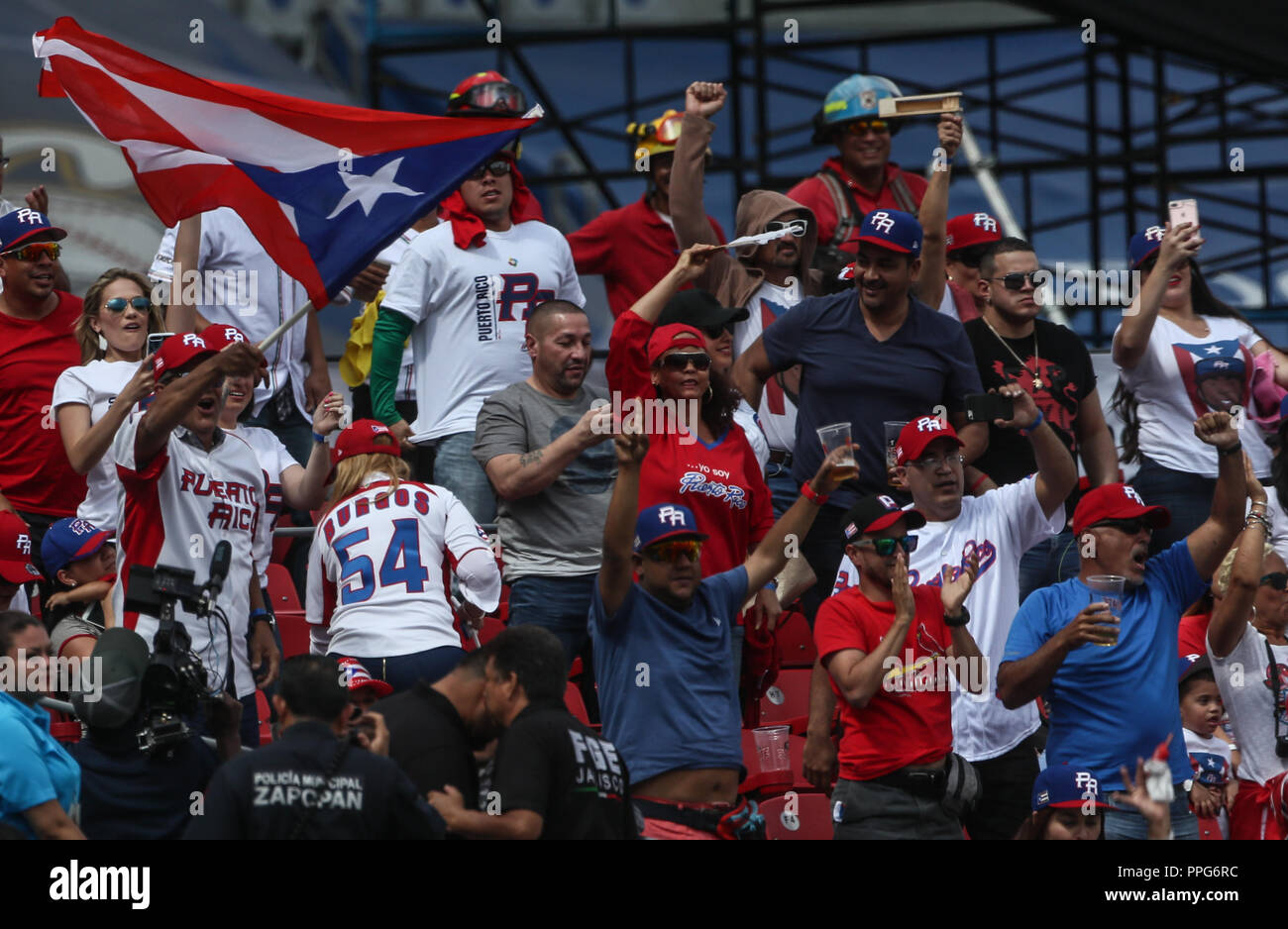 Los aficionados de Puerto Rico apoyando a su equipo, durante el partido