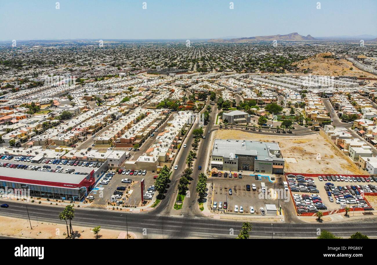 Vista aérea del Boulevard Morelos, casas de vecindad y residencial en