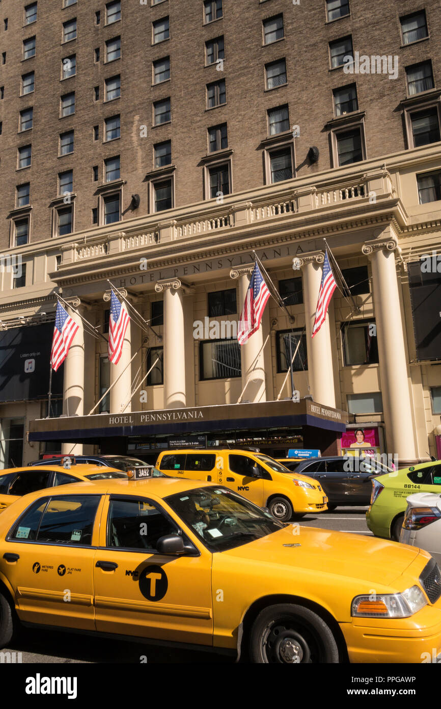 El Hotel Pennsylvania en la séptima avenida con taxis en primer plano, en la ciudad de Nueva York, EE.UU. Foto de stock
