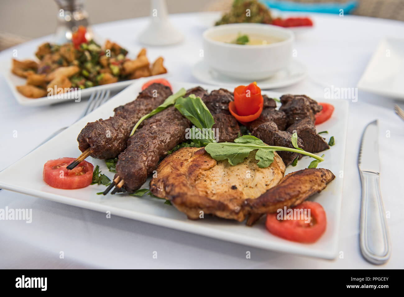 Mixed Grill de lujo en harina de carne en la mesa al aire libre en el restaurante oriental Foto de stock