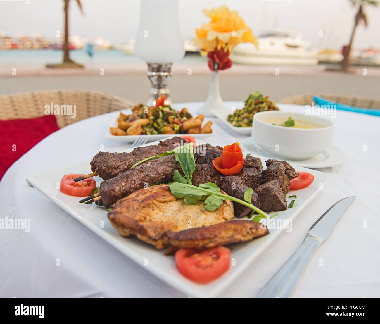 Mixed Grill de lujo en harina de carne en la mesa al aire libre en el restaurante oriental Foto de stock