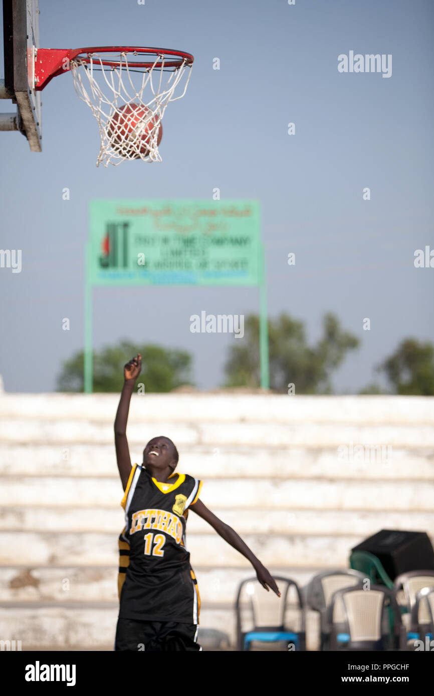 Enero 7, 2011 - Juba, Sudán del sur de Sudán - los jugadores de baloncesto competir en un match en el estadio de baloncesto de Juba en Nimra Talata, dos días antes del inicio de un voto histórico sobre la independencia después de cinco décadas de conflicto entre el norte y el sur de Sudán. Si hay una cosa que el sur de Sudán es famoso en el mundo exterior, es la super estrellas altas con que ha salpicado la NBA y ahora, como nación atrae, es el baloncesto que está buscando para hacer un nombre en las competiciones deportivas internacionales. Crédito de la foto: Benedicte Desrus Foto de stock