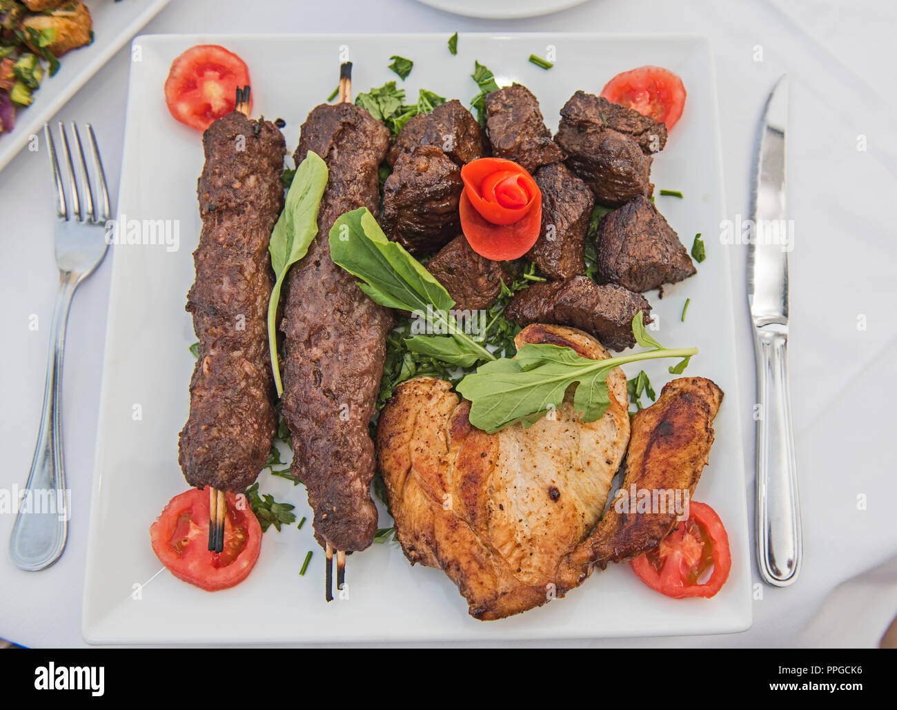 Mixed Grill de lujo en harina de carne en la mesa al aire libre en el restaurante oriental Foto de stock