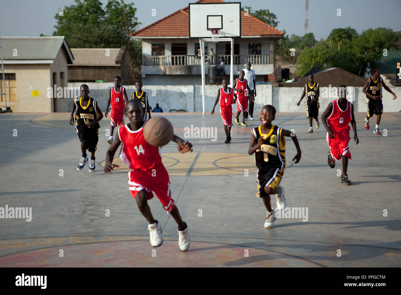 Enero 7, 2011 - Juba, Sudán del sur de Sudán - los jugadores de baloncesto competir en un match en el estadio de baloncesto de Juba en Nimra Talata, dos días antes del inicio de un voto histórico sobre la independencia después de cinco décadas de conflicto entre el norte y el sur de Sudán. Si hay una cosa que el sur de Sudán es famoso en el mundo exterior, es la super estrellas altas con que ha salpicado la NBA y ahora, como nación atrae, es el baloncesto que está buscando para hacer un nombre en las competiciones deportivas internacionales. Crédito de la foto: Benedicte Desrus Foto de stock