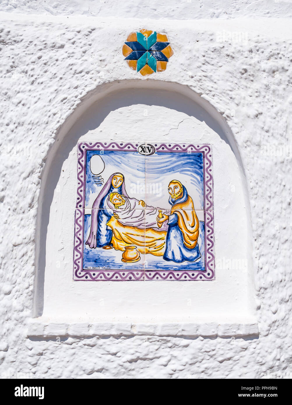 Coloridos azulejos de cerámica en la pared representando la fe católica Decimocuarta Estación de la cruz, Salares, Axarquía, Málaga, Andalucía Foto de stock