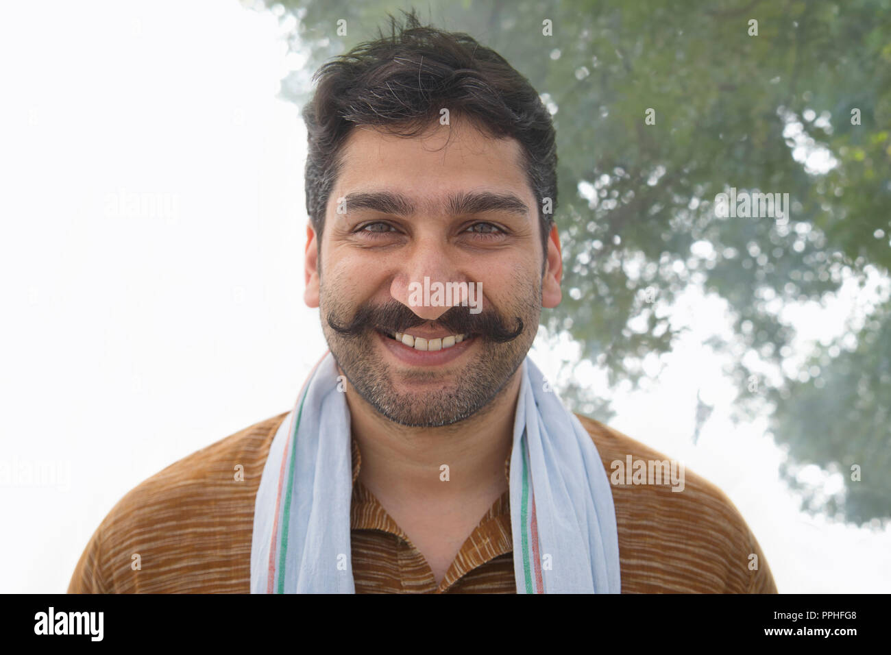 Retrato de un hombre de la aldea sonriente haber rizado bigote. Foto de stock
