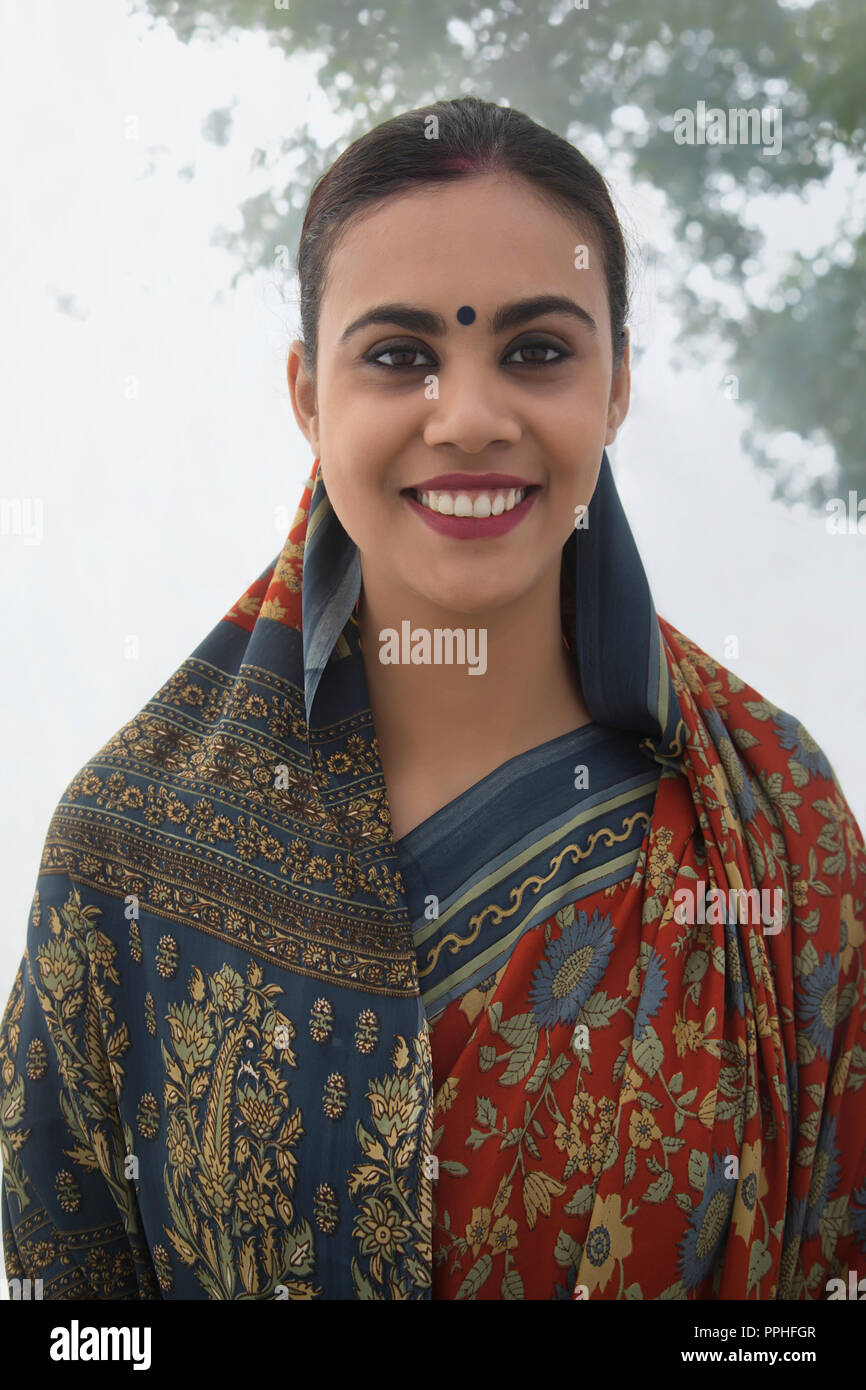Retrato de una mujer de la aldea en saree sonriente. Foto de stock