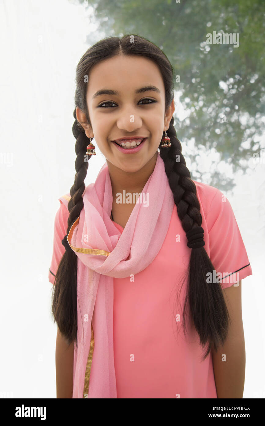 Retrato de una sonriente niña de aldea. Foto de stock