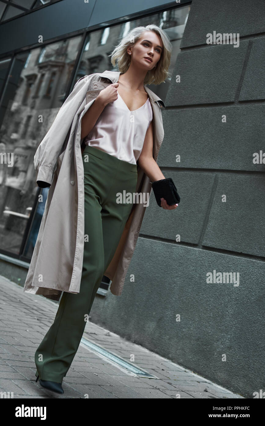 La moda. Joven muchacha elegante caminando por las calles de la ciudad  deseando reflexiva captura de cuerpo completo Fotografía de stock - Alamy