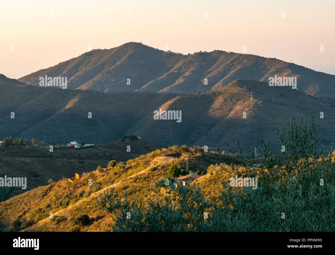 Amanecer temprano en la mañana la luz sobre la Axarquía montañas, Andalucía, España Foto de stock