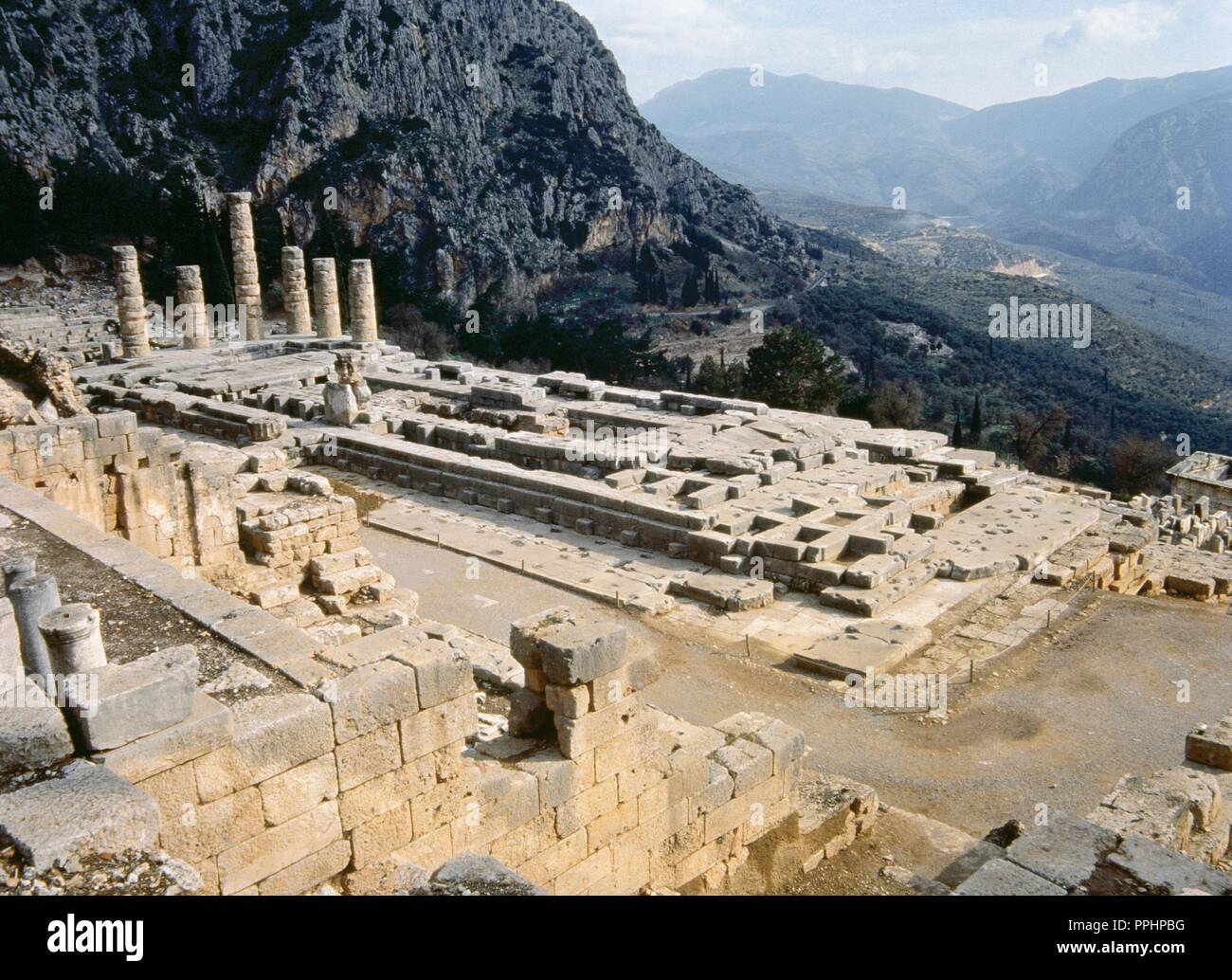 Grecia. Delphi. Antigua sanctuarly. Ruinas del antiguo Templo de Apolo, siglo iv antes de Cristo. Estilo dórico. Valle de Phocis. Foto de stock