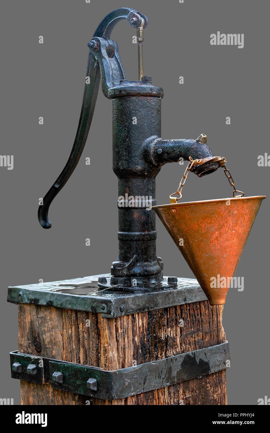 Antigua bomba de agua manual de hierro fundido sobre fondo gris aislado con  trazado de recorte Fotografía de stock - Alamy