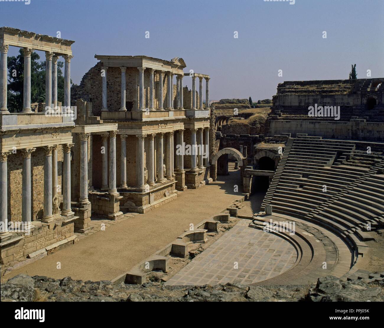 VISTA LATERAL DE LA ESCENA con la orquesta y el graderio dividido en sectores - siglo I AC. Ubicación: Teatro romano-edificio. Foto de stock