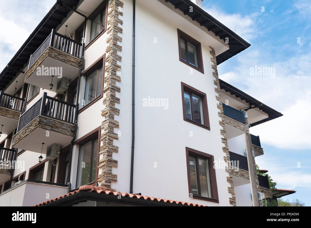 Edificio Moderno Exterior Fachada De Un Moderno Edificio De Apartamentos Complejo De Vacaciones Ubicado En Un Edificio Con Fachada De Mosaico De Piedra Fotografia De Stock Alamy