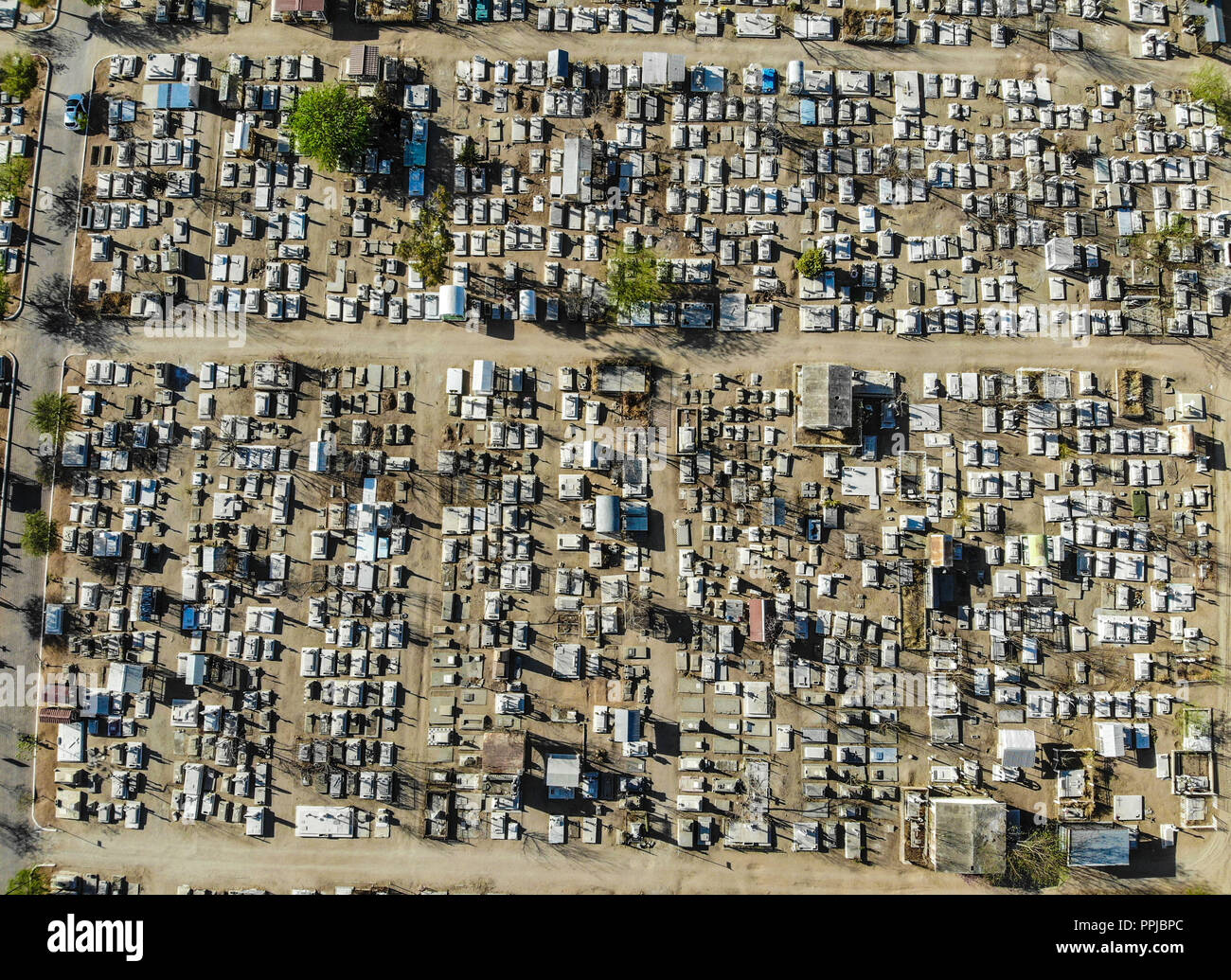 Vista Aérea del panteón Yáñez. Del Panteón o campo santo en Hermosillo, Sonora. Día de la muerte, tumbas, lápidas, muerte, Foto de stock
