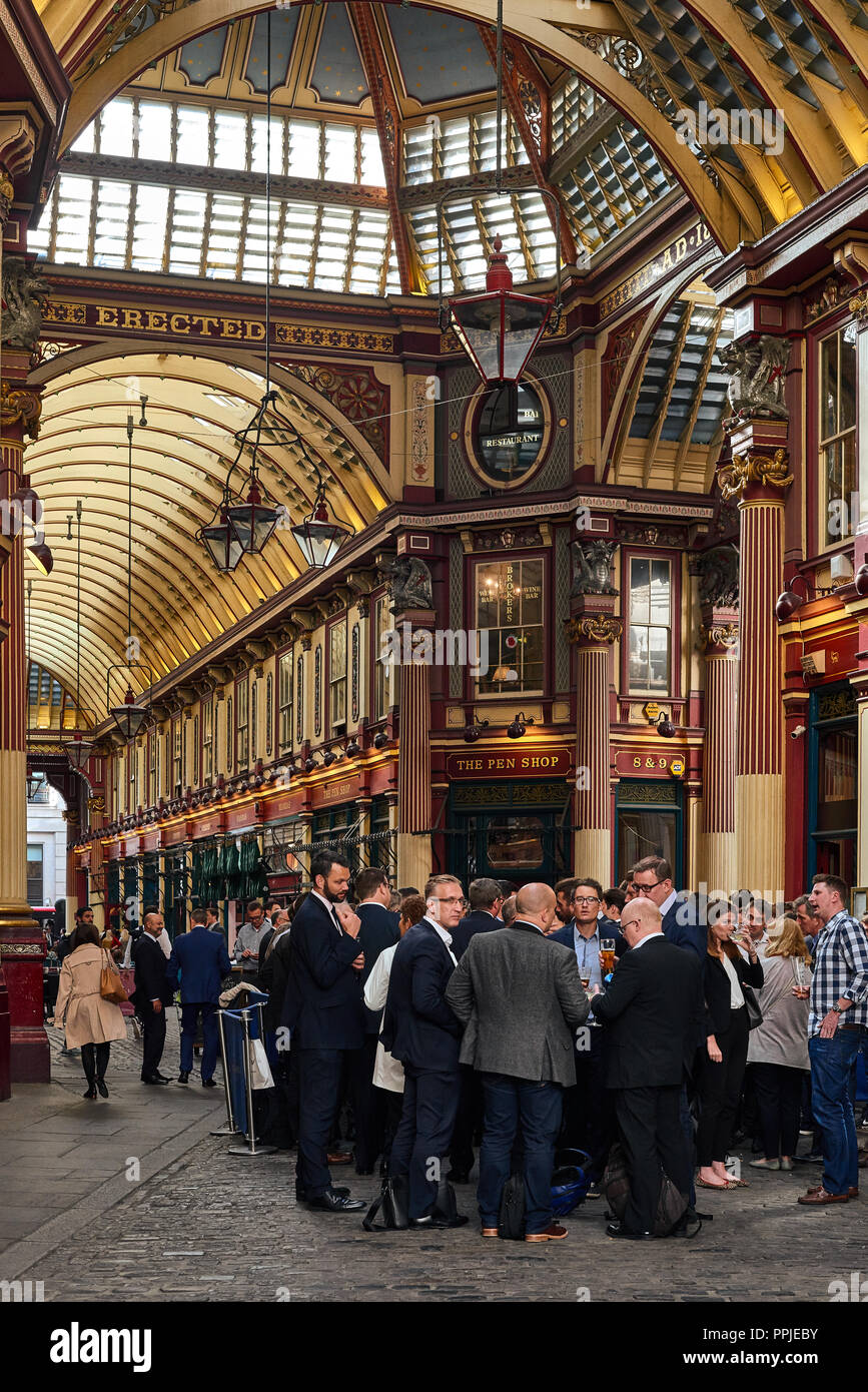 Los trabajadores de oficina de cuello blanco de pie delante de un pub inglés con cerveza en el mercado Leadenhall Foto de stock