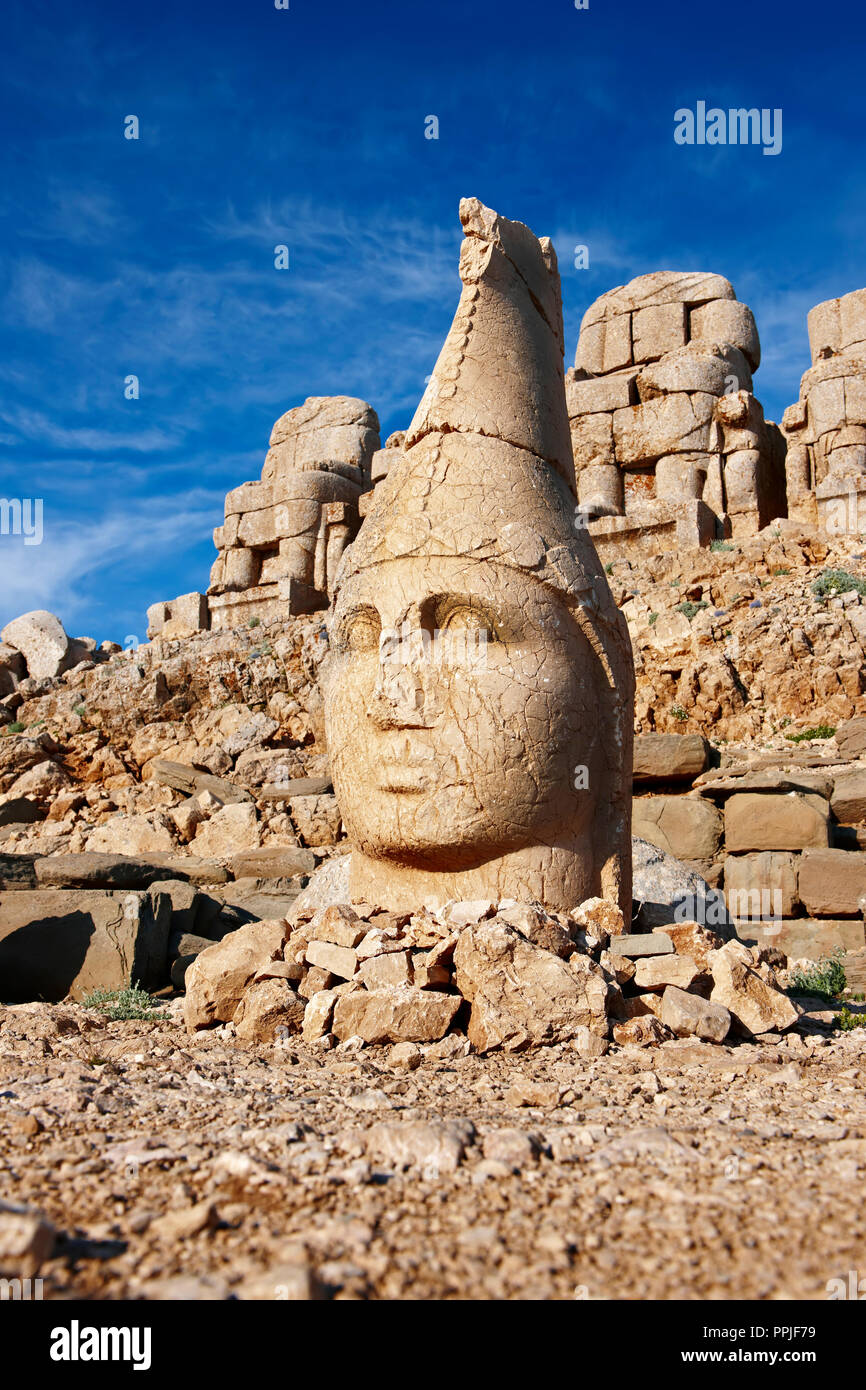 Imagen y fotografía de las estatuas de Apolo en torno a la tumba del Rey Commagene Antochus 1 en la cima del monte Nemrut, en Turquía. Fotos de stock & Arte Fotográfico pri Foto de stock