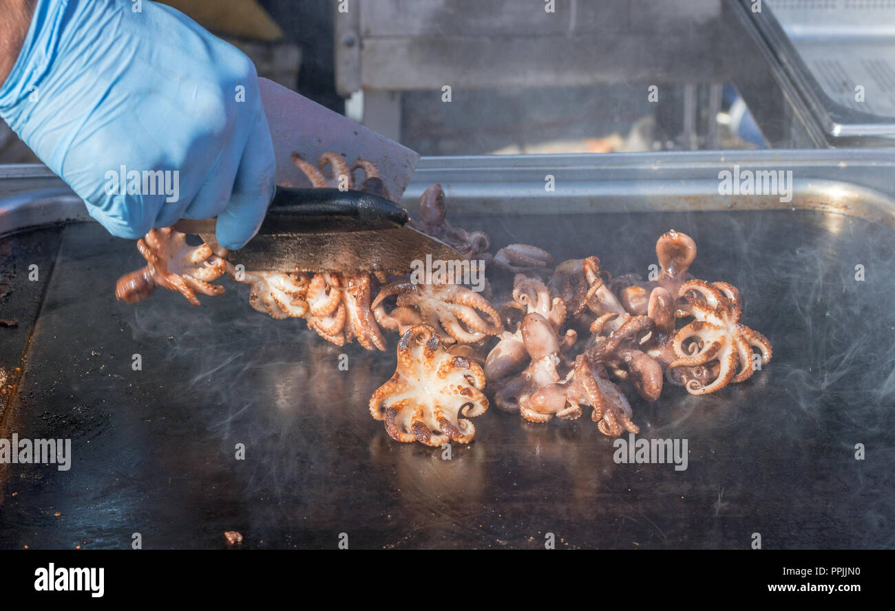 Chef Pulpos A La Parrilla Demostracion De Cocina El Chef Voltea Pequenos Pulpos En La Placa Metalica De La Parrilla El Vapor Y El Humo Del Aceite Por Encima De La Fotografia