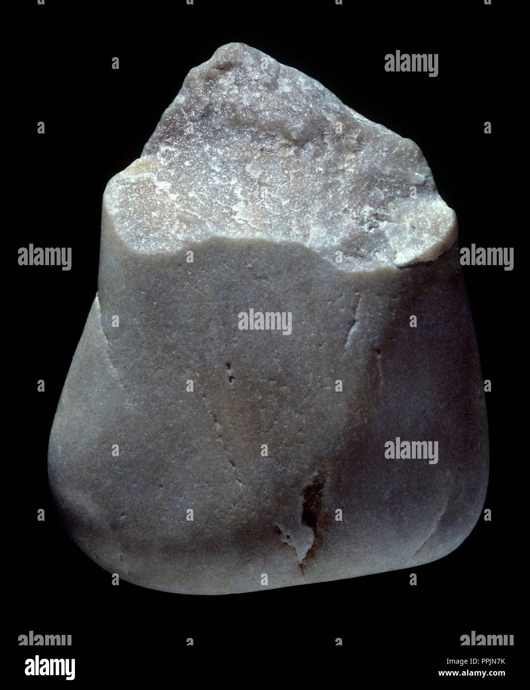 PIEZA DE AJUAR PALEOLITICO: CANTO TRABAJADO DE CUARCITA (tu depósito: MUSEO ARQUEOLOGICO NACIONAL). Foto de stock