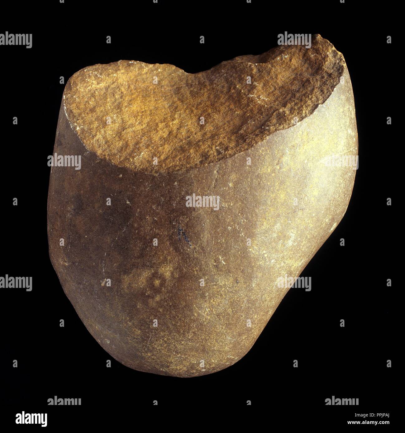 PIEZA DE AJUAR PALEOLITICO: CANTO TRABAJADO DE CUARCITA (tu depósito: MUSEO ARQUEOLOGICO NACIONAL). Foto de stock