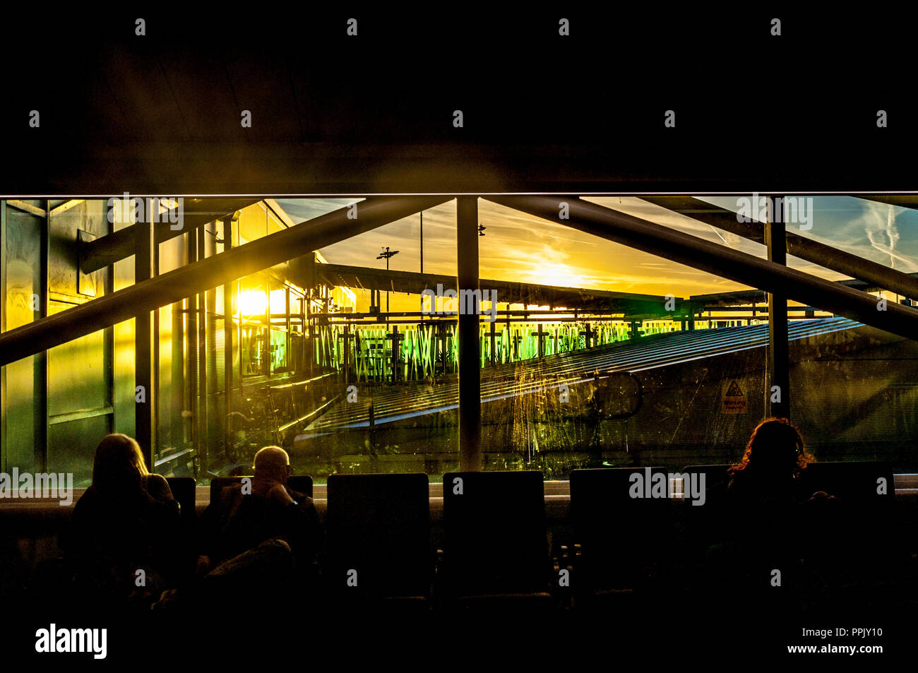 Amanecer en Bristol Airport, BRS, Englnd, Reino Unido. Ver mirando desde  terminal departures lounge Fotografía de stock - Alamy