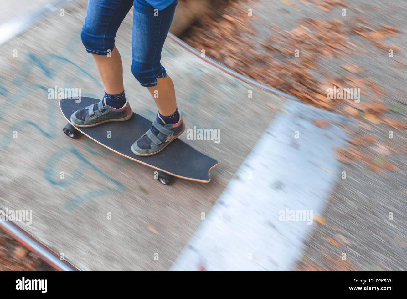 Skate longboard ,jump fotografías e imágenes de alta resolución - Alamy