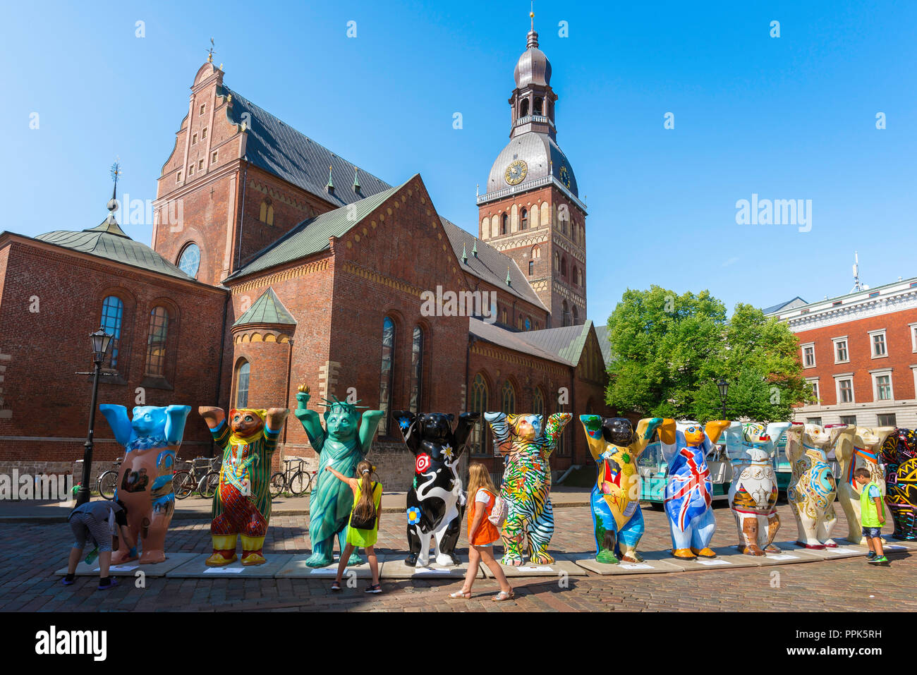 La Plaza de la Catedral de Riga, con el telón de fondo de la catedral los niños ven a las Naciones Buddy Bears exposición situado en la Plaza de la Catedral de Riga, Letonia. Foto de stock