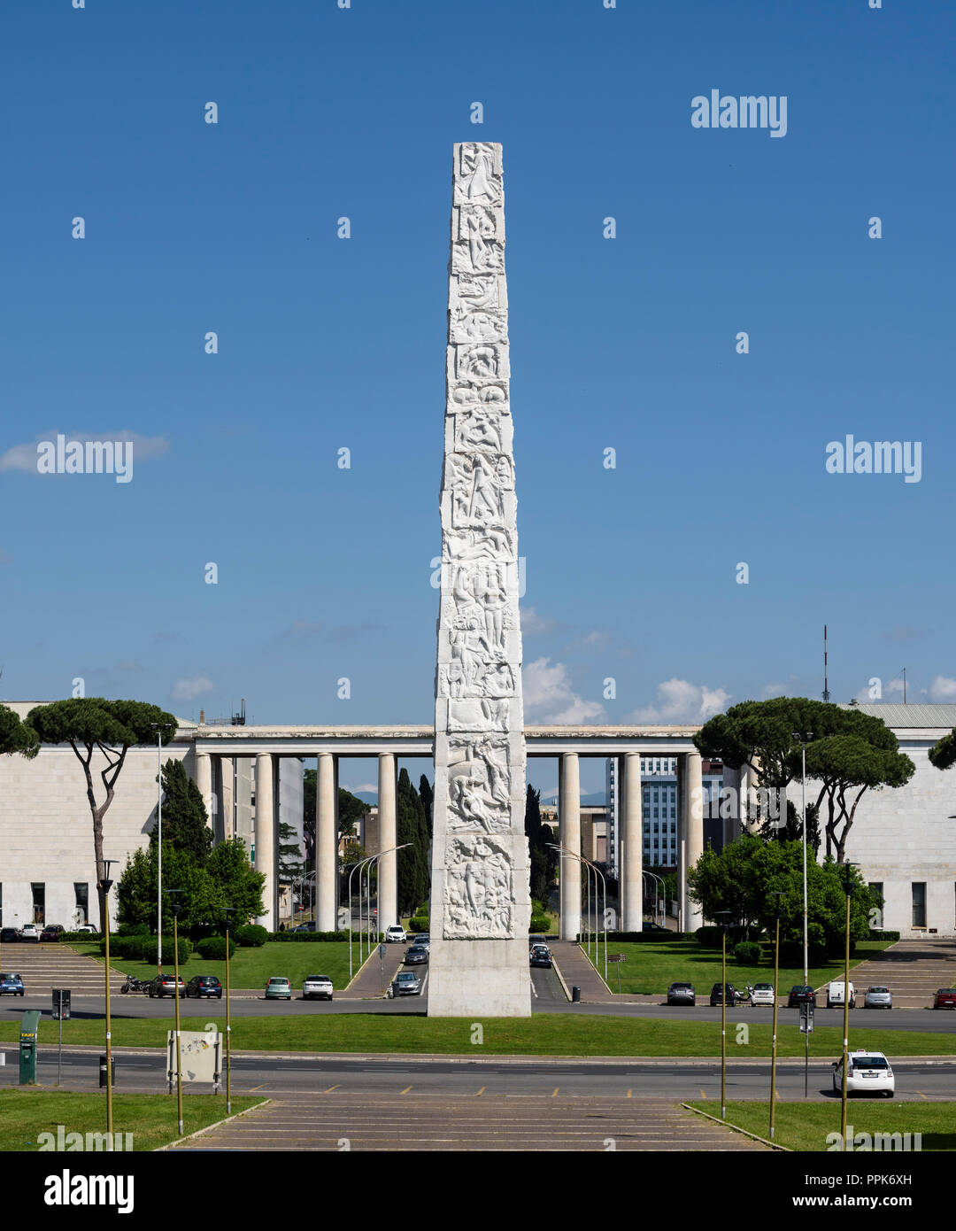 Roma. Italia. EUR. El obelisco dedicado a Guglielmo Marconi en el Piazza Guglielmo Marconi. El obelisco de 45 metros de altura realizado con hormigón armado Foto de stock