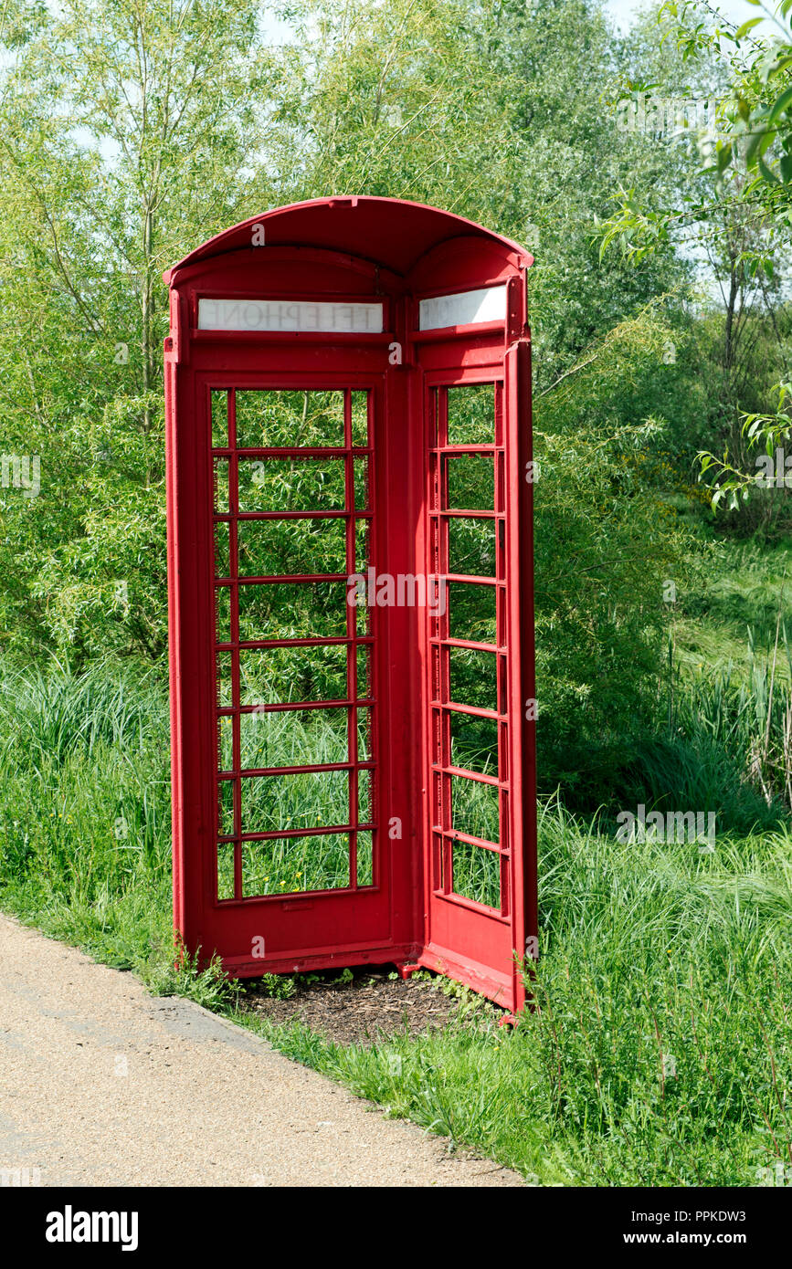 Mitad de un teléfono rojo caja utilizada como una obra de arte Queen Elizabeth Olympic Park, Londres, Inglaterra Gran Bretaña UK Foto de stock
