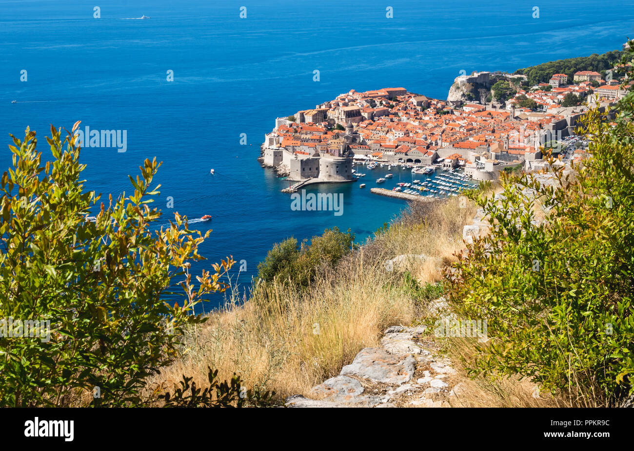 Dubrovnik visto desde uno de los senderos, Croacia. Foto de stock