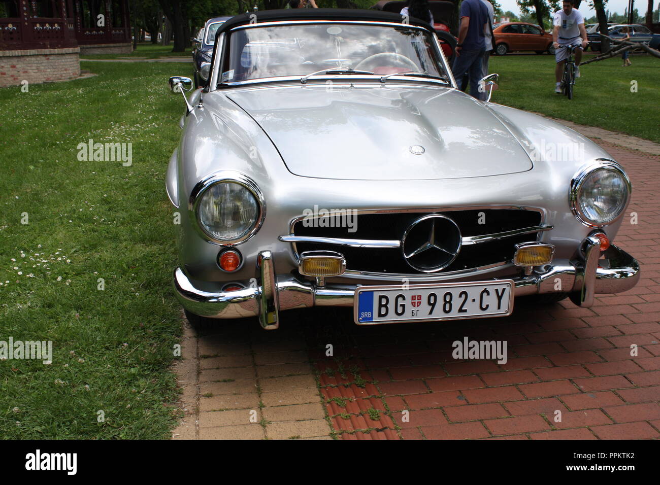 retro-car-show-exhibion-en-palic-parque-de-la-ciudad-mercedes-benz-y-otros-coches-clasicos-antiguos-en-las-calles-editorial-stock-photography-ppktk2.jpg
