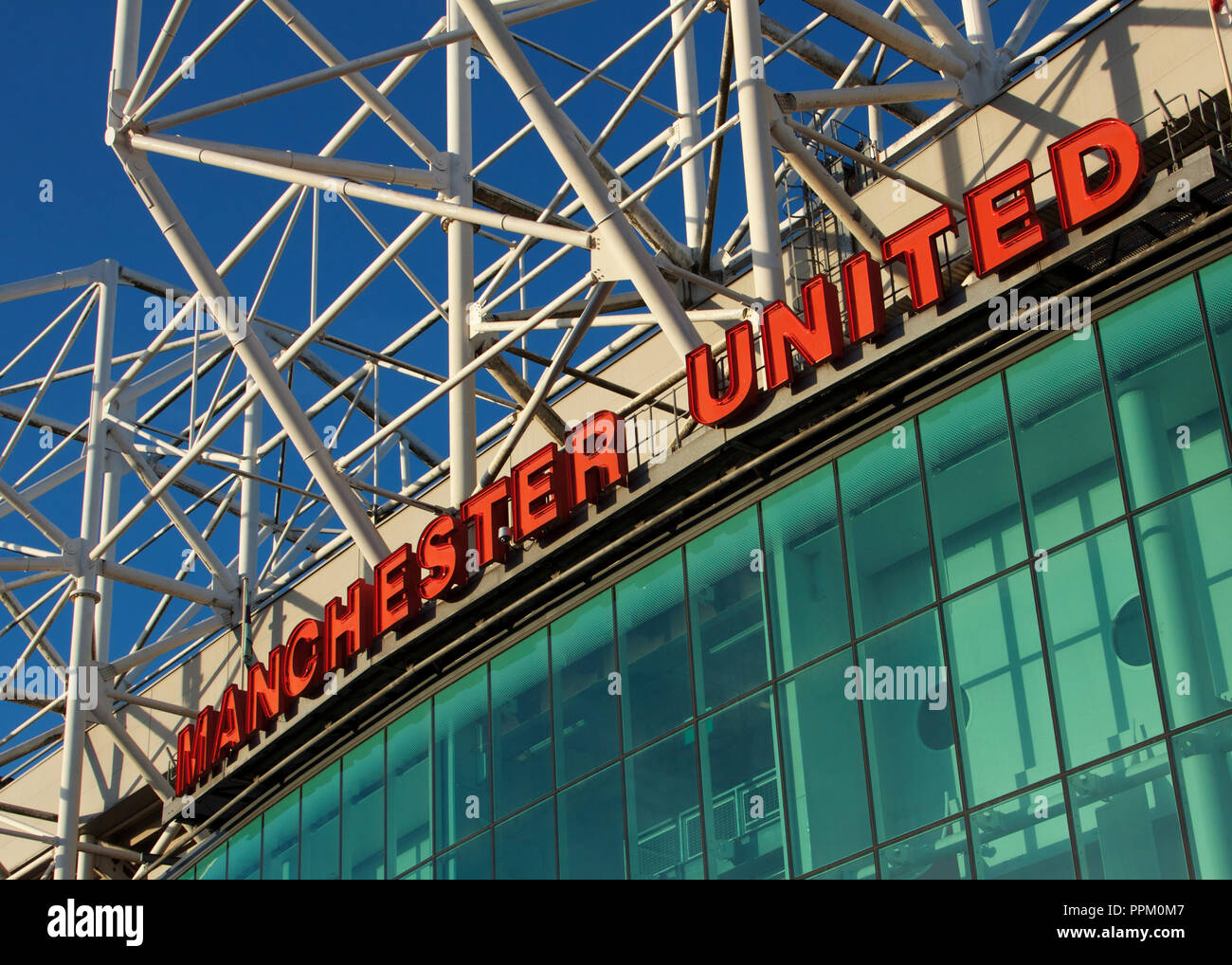 Close-up de el signo del Manchester United en Old Trafford, el estadio del club. Foto de stock