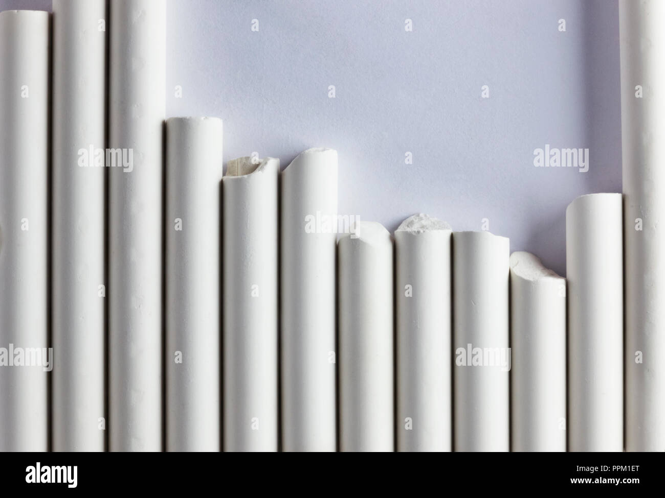Pedazos de tiza sobre un fondo blanco , diferentes alturas de tiza  ,geométricos y composición sencilla ,VISTA SUPERIOR ,efecto abstracto  Fotografía de stock - Alamy